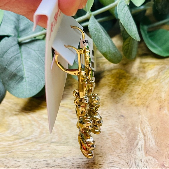 NWT Betsey Johnson - Daisy Drop Earrings - Picture 3 of 9